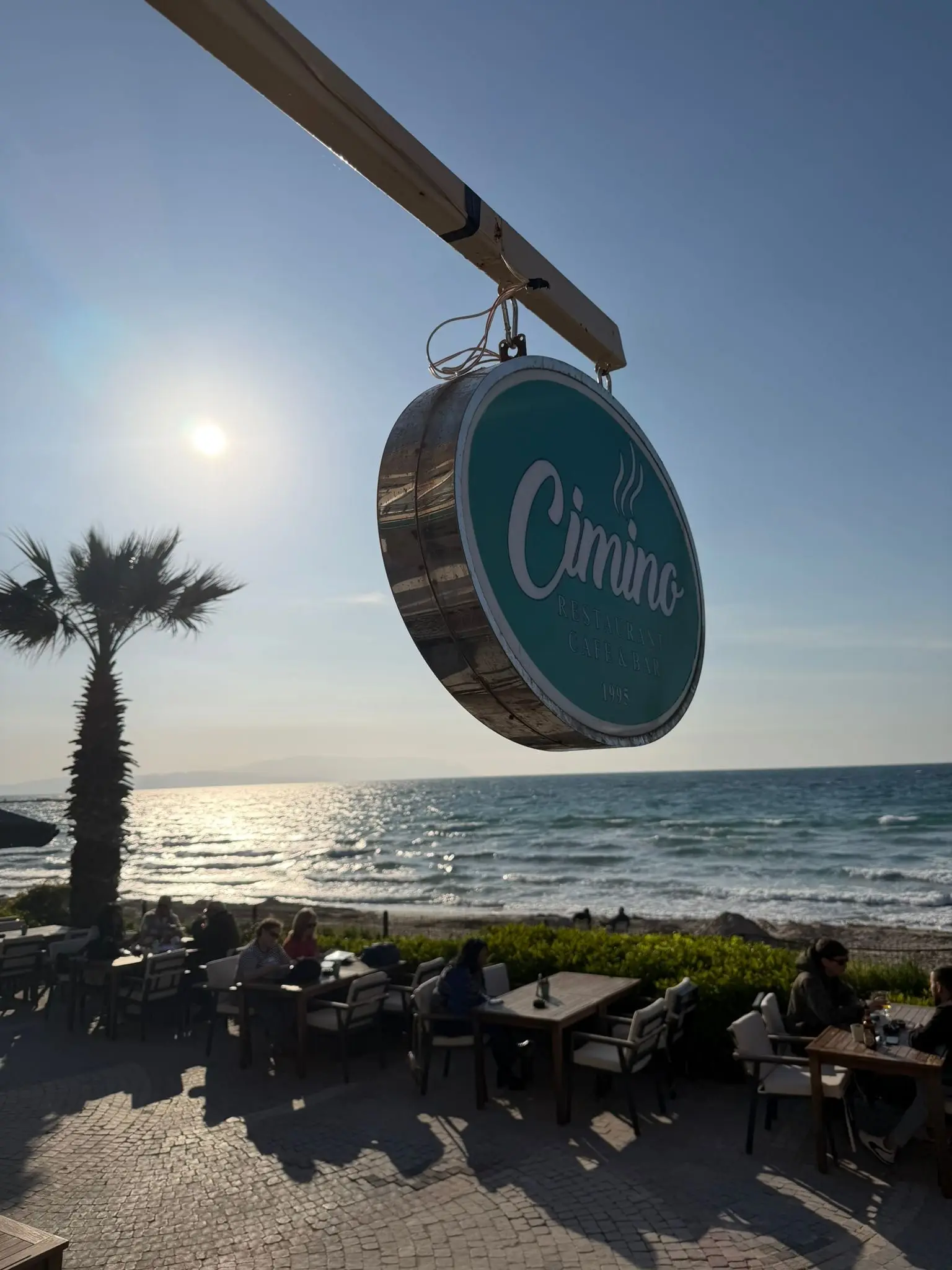 Cimino Restaurant Cafe & Bar Kuşadası deniz manzaralı sahil terası ve restoran ambiyansı