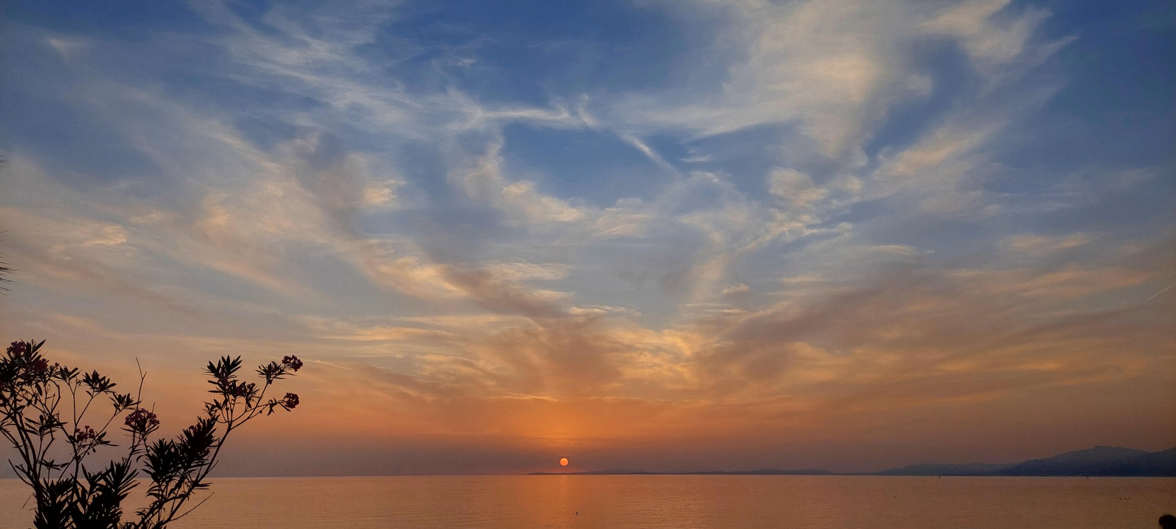 Cimino Restaurant Cafe & Bar Kuşadası Kadınlar Denizi deniz manzaralı terasta gün batımı yemeği